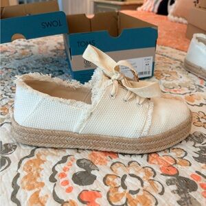 TOMS CAROLINA BLEACHED WHITE WOVEN LACE UP FRAY ESPADRILLE’S WOMEN’S SIZE 6.5
